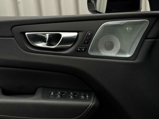 Volvo XC60 B5 AWD ULTIMATE DARK B&W +KOLA