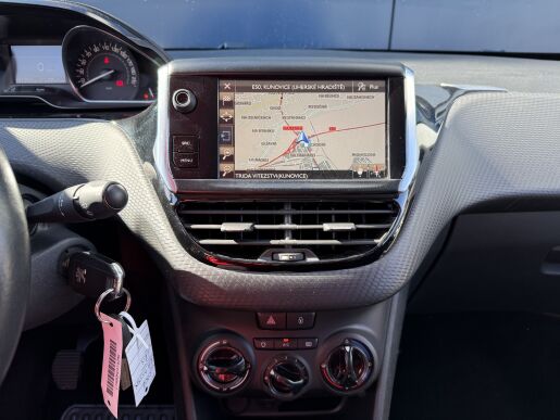 Peugeot 2008 STYLE, 82 koní, Navigace, Park
