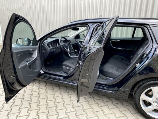 Volvo V60 T3 FWD // nezáv. topení + kola