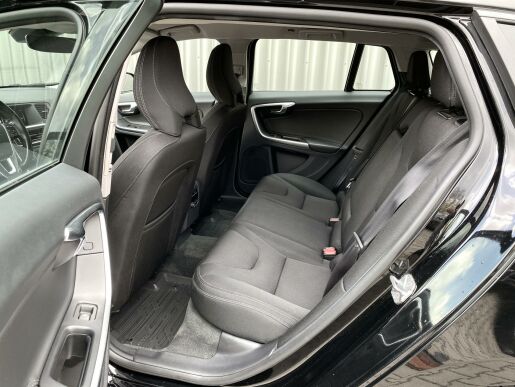 Volvo V60 T3 FWD // nezáv. topení + kola