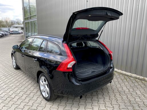 Volvo V60 T3 FWD // nezáv. topení + kola
