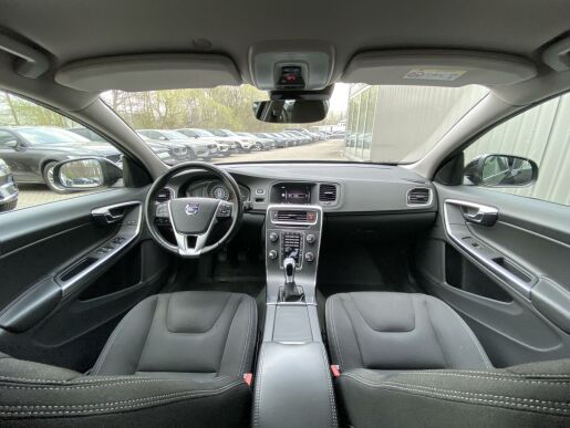 Volvo V60 T3 FWD // nezáv. topení + kola
