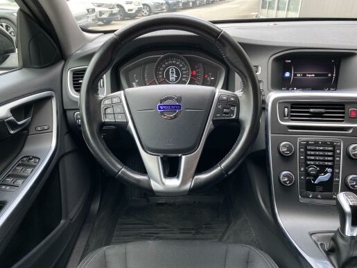 Volvo V60 T3 FWD // nezáv. topení + kola