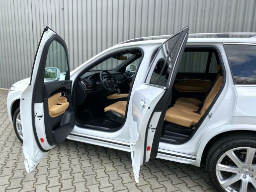 Volvo XC90 D5 AWD // MOMENTUM PRO
