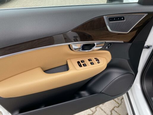 Volvo XC90 D5 AWD // MOMENTUM PRO