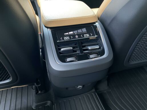 Volvo XC90 D5 AWD // MOMENTUM PRO
