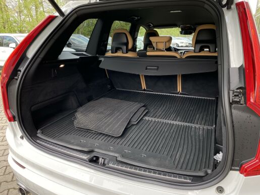 Volvo XC90 D5 AWD // MOMENTUM PRO