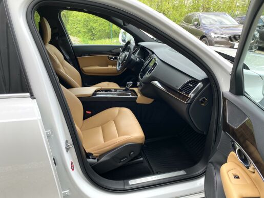 Volvo XC90 D5 AWD // MOMENTUM PRO
