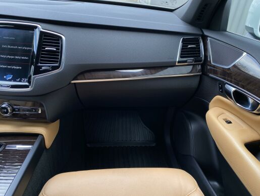 Volvo XC90 D5 AWD // MOMENTUM PRO
