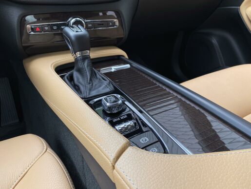 Volvo XC90 D5 AWD // MOMENTUM PRO