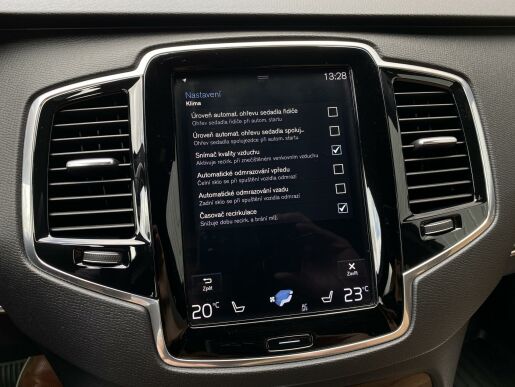 Volvo XC90 D5 AWD // MOMENTUM PRO