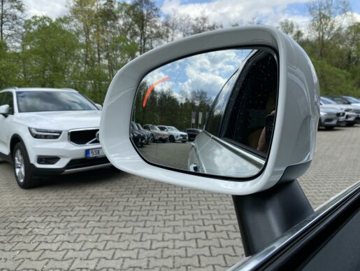 Volvo XC90 D5 AWD // MOMENTUM PRO