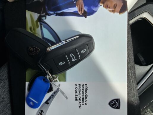 Peugeot 5008 Hybrid 136 ALLURE e-DCS6