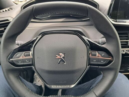 Peugeot 2008 Allure 1,2 PureTech 130 96 kW
