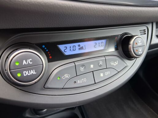 Toyota Yaris SELECTION 1.5 Hybrid 74 kW