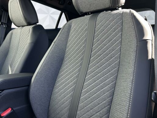 Peugeot 2008 ALLURE Hybrid 136 e-DCS6