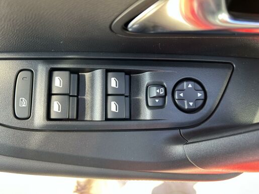 Peugeot 2008 ALLURE Hybrid 136 e-DCS6