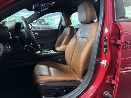 Alfa Romeo Giulia 2.0T 280k AT8 ZF Q4 4x4 TI, re
