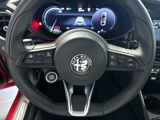 Alfa Romeo Giulia 2.0T 280k AT8 ZF Q4 4x4 TI, re