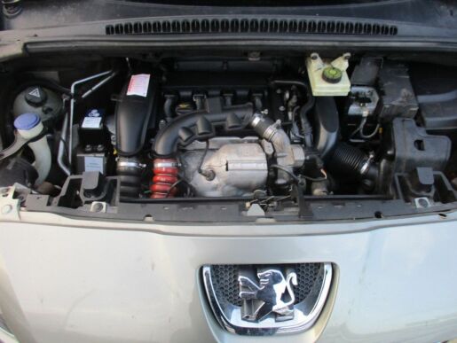 Peugeot 5008 1.6 benzín -115 kW , ČR, klima