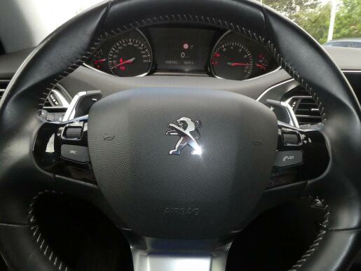 Peugeot 308 1.2 PureTech Allure EAT8