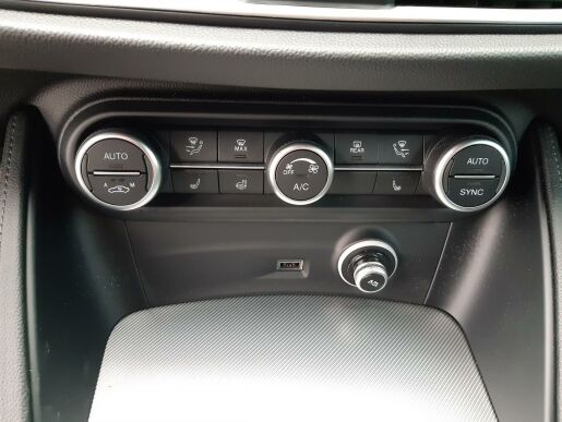 Alfa Romeo Stelvio Veloce 4x4 2,0 280PS