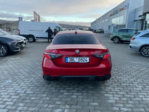 Alfa Romeo Giulia 2.0 TURBO 280K AT8 Q4 Veloce M